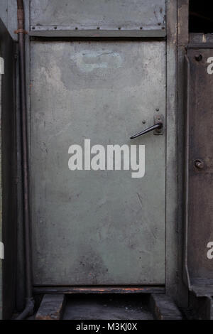Alte Metall Regal Tür, Vintage iron Türgriff Stockfoto