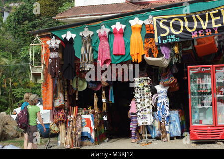 Touristen sind neben dem Souvenir Zelt in Manuel Antonio. Souvenirs für jeden Geschmack. Manuel Antonio. Costa Rica, Puntarenas Provinz. Stockfoto