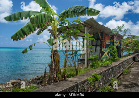 Idyllische Marine auf dem Weg nach James Bond Beach mit Bananenstauden hellen Himmel und hohe Wolke, Ocho Rios, Jamaika, Karibik, Karibik Stockfoto