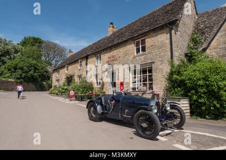 Eine klassische 1927 Bugatti T37 ein Sportwagen vor der Alten Post Guiting Power, Gloucestershire, England geparkt. UK. Stockfoto