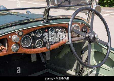 Das Armaturenbrett eines klassischen 1929 Lagonda 2 Liter zu niedrig Fahrwerk Touring Sport Auto. UK. Stockfoto