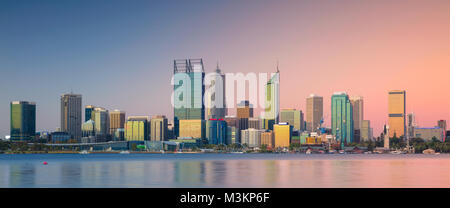 Perth. Panoramablick auf das Stadtbild bild Skyline von Perth, Australien während des Sonnenuntergangs. Stockfoto