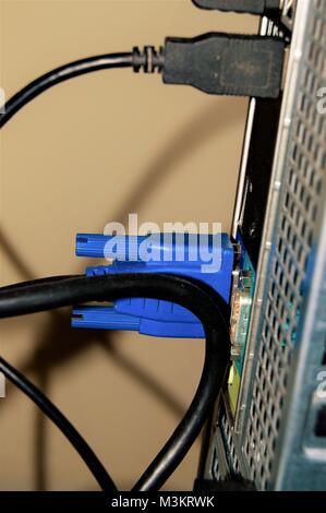 VGA-Kabel angeschlossen in hell Blau Farbe auf den PC Stockfoto
