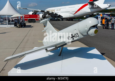 BERLIN, DEUTSCHLAND - Juni 02, 2016: Rheinmetall KZO - ein Unmanned Aerial Vehicle (UAV) mit Stealth Eigenschaften von Airbus, Verteidigung und Raumfahrt hergestellt. Ausstellung die ILA Berlin Air Show 2016 Stockfoto
