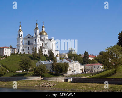 Kathedrale Mariä Himmelfahrt auf dem Hügel und der Heilige Geist Kloster in der Oberstadt auf uspensky Berg Hügel unter Summer Blue Sky die Ansicht von der westlichen Dwina Stockfoto