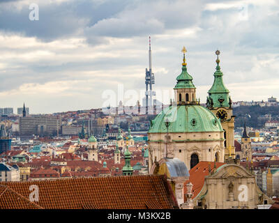 Kirche von St. Nikolaus, und Zizkov TV Tower, Prag, Tschechische Republik Stockfoto