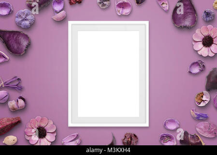 Weiß Bilderrahmen auf rosa Hintergrund mit Blumen umgeben. Stockfoto