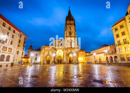 Die Kathedrale von Oviedo, Spanien, gegründet von König Fruela I. von Asturien in 781 AD und ist im Alfonso II Square entfernt. Stockfoto