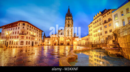 Die Kathedrale von Oviedo, Spanien, gegründet von König Fruela I. von Asturien in 781 AD und ist im Alfonso II Square entfernt. Stockfoto