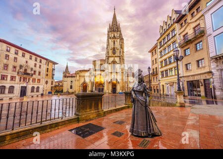 Die Kathedrale von Oviedo, Spanien, gegründet von König Fruela I. von Asturien in 781 AD und ist im Alfonso II Square entfernt. Stockfoto