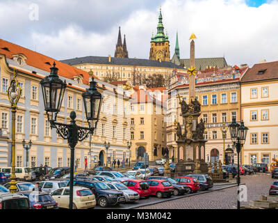 Prag, Tschechische Republik - 30 Januar, 2018: Lesser Town Square mit der Dreifaltigkeitssäule Stockfoto