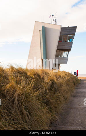 Coastwatch Aussichtsturm Gebäude für die Schifffahrt über die Lune Deeps und Fluss Lune Eastuary in Rossall Point Fleetwood Lancashire UK Stockfoto