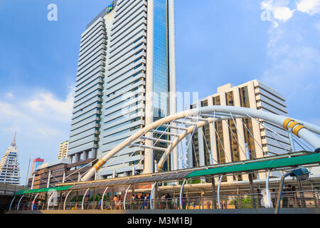 BANGKOK, THAILAND - 18. November 2017: Unbekannter Menschen gehen an Chong Nonsi skywalk Brücke, Bangkok, Thailand Stockfoto