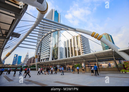 BANGKOK, THAILAND - 18. November 2017: Menschen gehen an Chong Nonsi Skywalk, Bangkok, Thailand Stockfoto