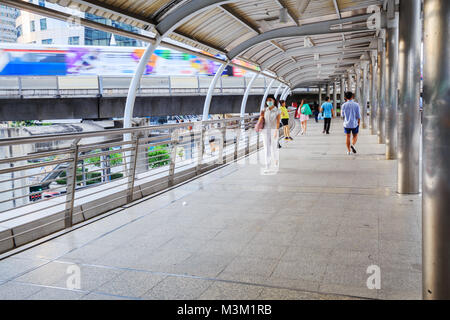 BANGKOK, THAILAND - 18. November 2017: Menschen gehen an Chong Nonsi Skywalk, Bangkok, Thailand Stockfoto