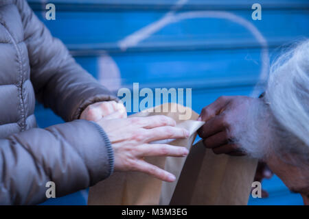 Rom, Italien. 10 Feb, 2018. Einige Freiwillige sammeln verkauften Obst und Gemüse und verteilen es kostenlos für die Menschen, die es brauchen. Credit: Matteo Nardone/Pacific Press/Alamy leben Nachrichten Stockfoto