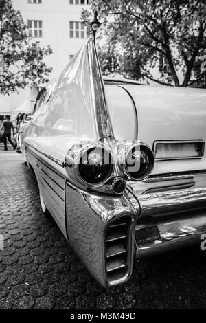 BERLIN - Juni 05, 2016: Die hinteren Bremsleuchten in der Größe des Luxus auto Cadillac Fleetwood Serie 70 Eldorado Brougham, 1957. Schwarz und Weiß. Classic Days Berlin 2016. Stockfoto