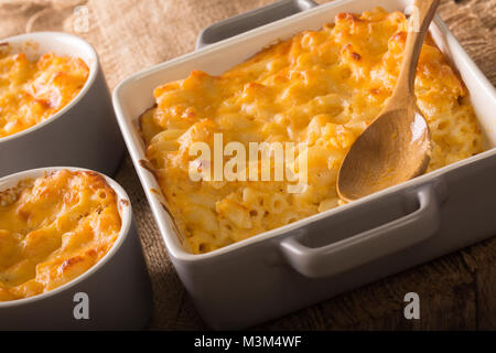 Lecker Makkaroni und Käse in einer Auflaufform close-up auf einem Tisch. Horizontale Stockfoto