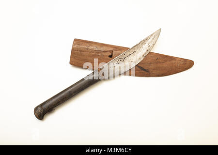 Alte Messer mit einem hölzernen Scheide die Waffe auf einen weißen Hintergrund mit Kopie Raum isoliert durchzuführen Stockfoto