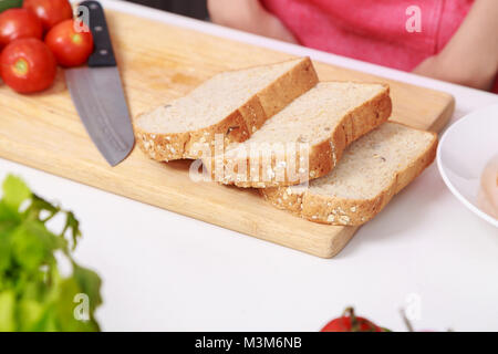 Scheibe Brot, bereiten für ein Sandwich in der Küche. Stockfoto