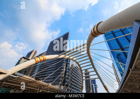 Öffentliche Sky walk Brücke an Chong Nonsi Sky Train Station, Bangkok, Thailand Stockfoto