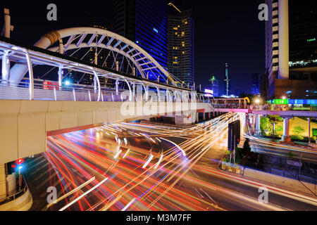 Öffentliche Sky Walk und Verkehr an Chong Nonsi Sky Train Bahnhof bei Nacht, Bangkok, Thailand Stockfoto