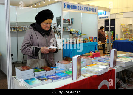 Kunden stand vor einer Buchhandlung Zähler und Lesen neue Bücher veröffentlicht. Buchmesse "Buch". 14. Dezember 2017. Kiew, Ukraine Stockfoto