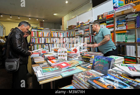 Kunden stand vor einer Buchhandlung Zähler und Lesen neue Bücher veröffentlicht. Buchmesse "Buch". 14. Dezember 2017. Kiew, Ukraine Stockfoto