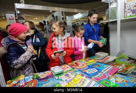 Kinder stehen vor einer Buchhandlung Zähler und Lesung des neuen veröffentlichten Kinderbücher. 14. Dezember 2017. Kiew, Ukraine Stockfoto