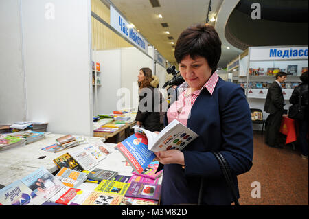 Kunden stand vor einer Buchhandlung Zähler und Lesen neue Bücher veröffentlicht. Buchmesse "Buch". 14. Dezember 2017. Kiew, Ukraine Stockfoto