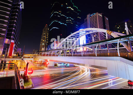 Öffentliche Sky Walk und Verkehr an Chong Nonsi Sky Train Bahnhof bei Nacht, Bangkok, Thailand Stockfoto