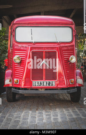 London (UK), August 2017. Vintage red Citroen HY van auf der South Bank Königin entfernt geparkt. Hochformat. Stockfoto