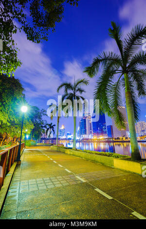 Öffentlichen Wanderweg in Benjakitti Park bei Nacht, Bandkok, Thailand Stockfoto