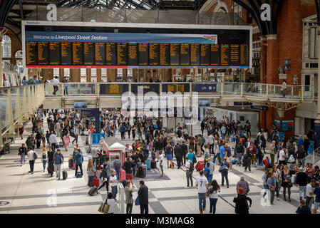 London (UK), August 2017. Reisende und Pendler in der Liverpool Street Bahnhofshalle. Stockfoto