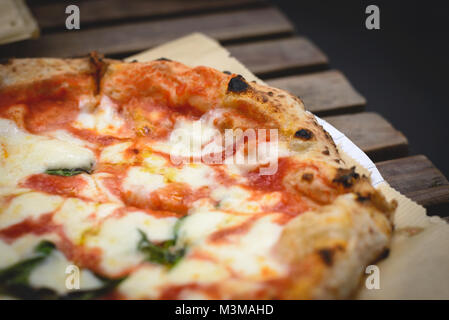 Nahaufnahme einer Margherita neapolitanischen Stil Pizza mit Büffelmozzarella, Tomatensoße und Basilikum. Querformat. Stockfoto