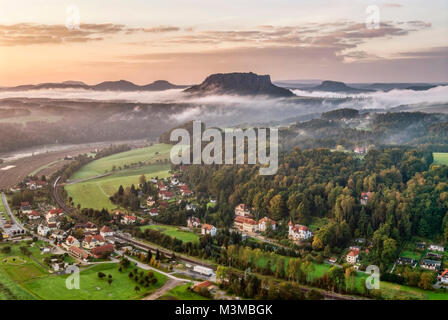 Herbst Morgennebel über die Sächsische Schweiz in der Nähe von Dresden, Ostdeutschland Stockfoto