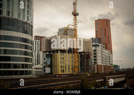 London (UK), August 2017. Neue Wohn- und kommerzielle Entwicklung Baustellen in der Neun Bereich Ulmen. Querformat. Stockfoto