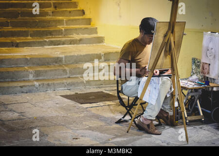 Livigno (Italien), August 2017. Street artist Malerei in einer Straße in der Altstadt von Otranto in der Nacht. Querformat. Stockfoto