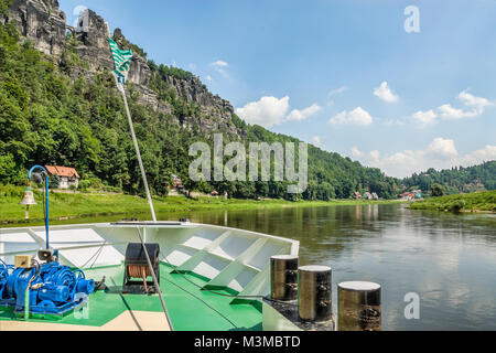 Dampfschiff auf der Elbe River Valley unterhalb der Bastei Mountain Formation, Sächsische Schweiz, Deutschland Stockfoto