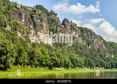 Bastei Felsformation von der Elbe aus gesehen, Sächsische Schweiz, Sachsen, Deutschland Stockfoto