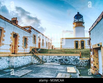 Leuchtturm Gebäude mit Turm gegen den Abendhimmel. Beliebte Neist Point, landzunge Isle of Skye, Schottland Stockfoto