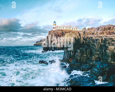 Der alte Leuchtturm auf Neist Point. Verlassene Gebäude mit Turm sind beliebtes Ziel der Reisenden. Muss sehen, Neist Point, Schottland Stockfoto