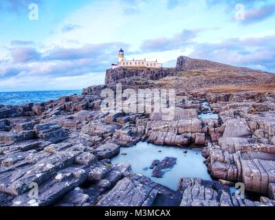 Der alte Leuchtturm auf Neist Point. Verlassene Gebäude mit Turm sind beliebtes Ziel der Reisenden. Muss sehen, Neist Point, Schottland Stockfoto