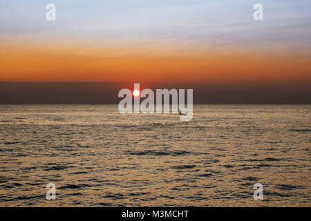 Malerischer Blick auf einen Sommer Sonnenuntergang am Ionischen Meer in der Nähe von Gallipoli, einer Stadt in der Region Apulien (Italien). Querformat. Stockfoto