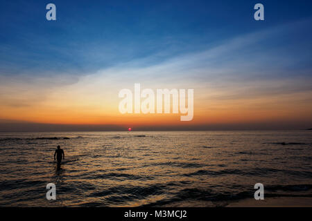 Malerischer Blick auf einen Sommer Sonnenuntergang am Ionischen Meer in der Nähe von Gallipoli, einer Stadt in der Region Apulien (Italien). Querformat. Stockfoto