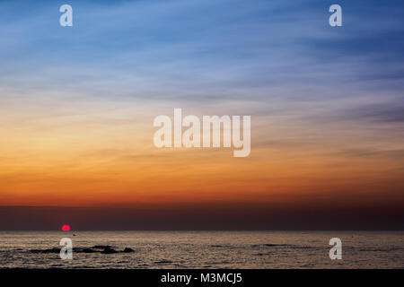 Malerischer Blick auf einen Sommer Sonnenuntergang am Ionischen Meer in der Nähe von Gallipoli, einer Stadt in der Region Apulien (Italien). Querformat. Stockfoto