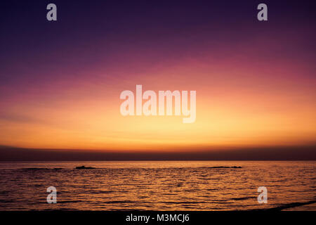 Malerischer Blick auf einen Sommer Sonnenuntergang am Ionischen Meer in der Nähe von Gallipoli, einer Stadt in der Region Apulien (Italien). Querformat. Stockfoto