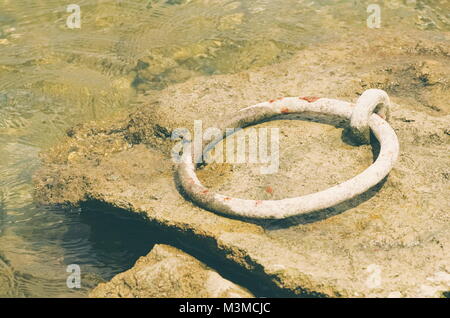 Großen eisernen Ring in der Rock für Mooring Yacht Stockfoto