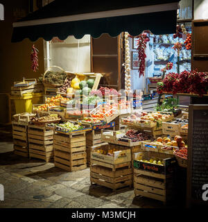 Gallipoli (Italien), August 2017. Eine Obst und Gemüse Laden in der Nacht in der Innenstadt. Quadratischen Format. Stockfoto