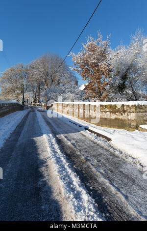 Dorf von Coddington, England. Silhouetted winter Blick eines ländlichen nicht knirschte Straße, in ländlichen Cheshire. Stockfoto